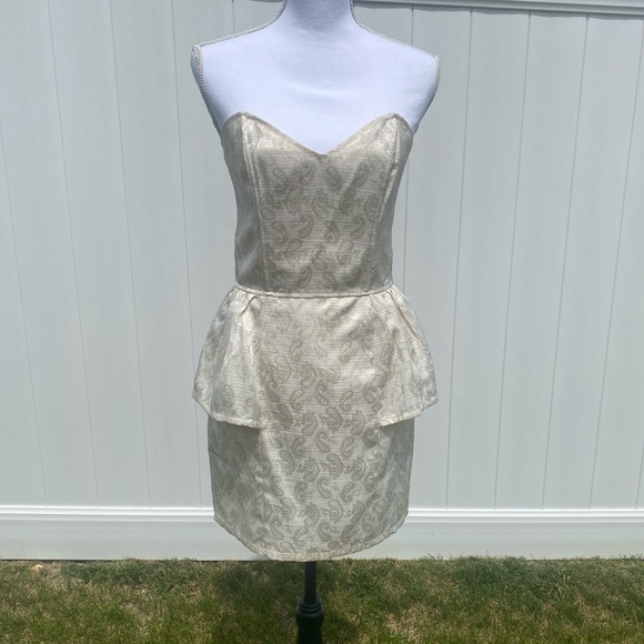 verty Dresses & Skirts - Beautiful medium gold and ivory strapless dress